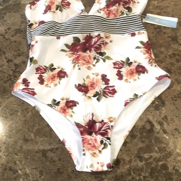 New! CUPSHE Halterneck Back Tie One Piece Floral Swimsuit Beachwear Large - Picture 4 of 10